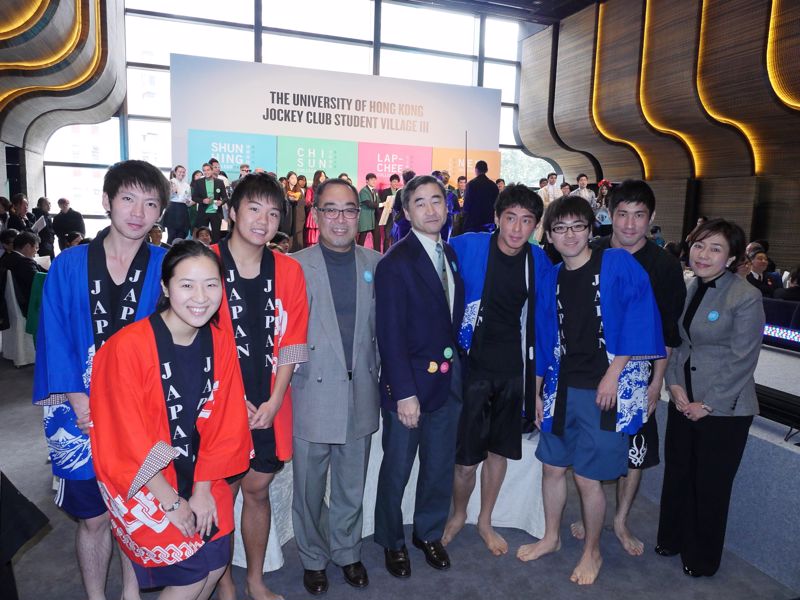 信興學院日本留學生與日本駐港總領事野田仁先生(左五)、信興集團主席蒙德揚先生(左四)及香港大學文學院副院長中野嘉子博士(右一)分享校園生活點滴。